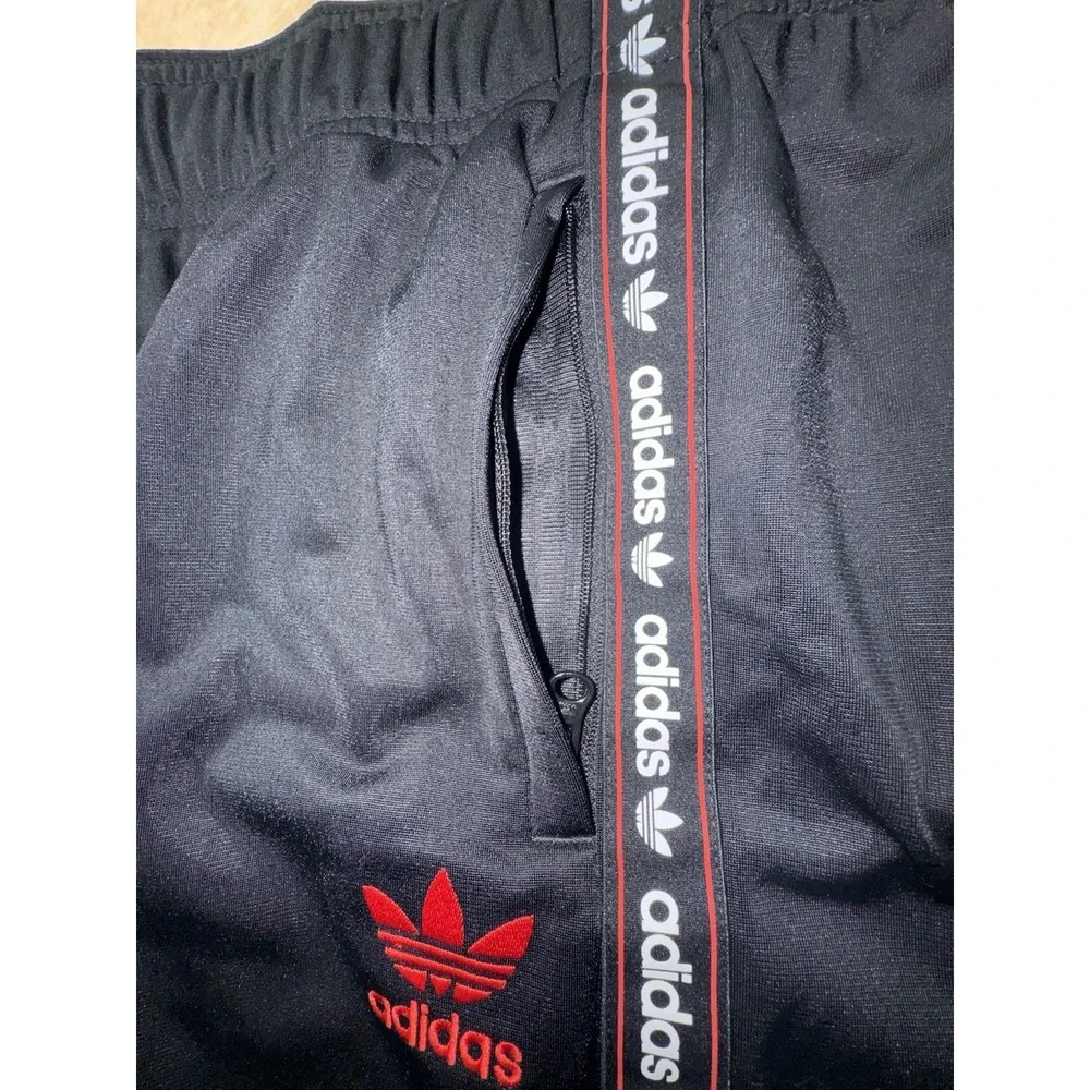 NWT Boys Adidas Originals Trefoil Lifestyle Shorts Black/Red IX1852 Size XL